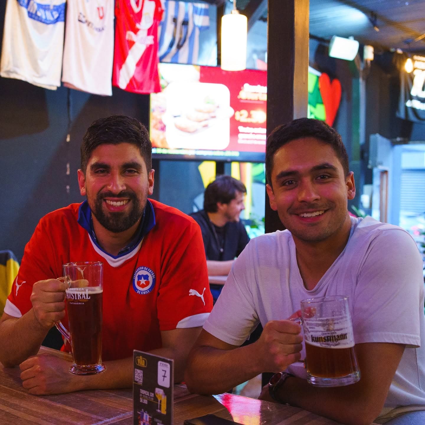 Hinchada apoyando a la selección