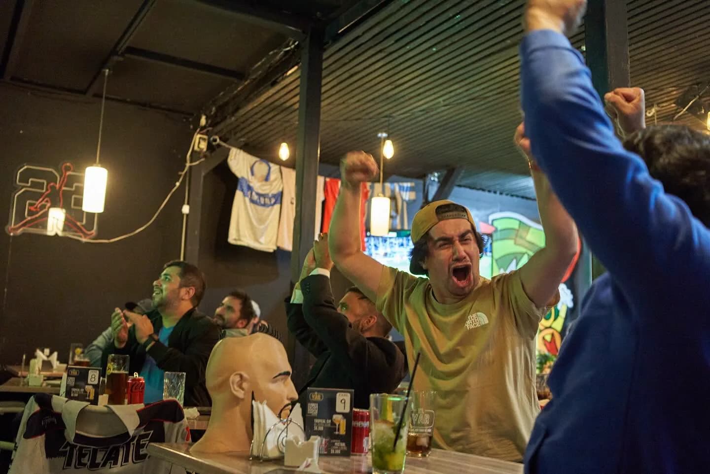 Celebración de gol y ambiente deportivo en ELVAR